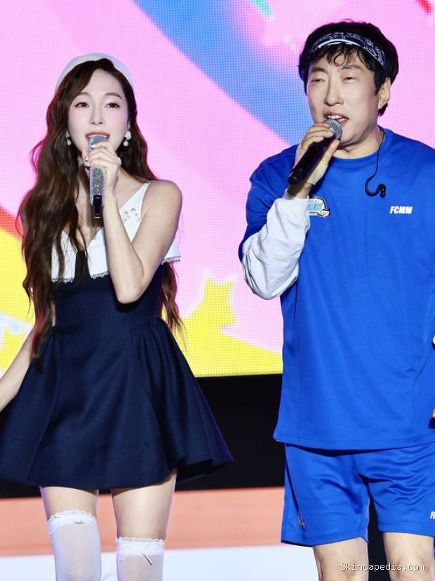 Potret Jessica Jung dan Park Myung Soo membawakan lagu 'Naengmyeon'/ Foto: instagram.com/jessica.syj Potret Jessica Jung dan Park Myung Soo membawakan lagu 'Naengmyeon' dalam acara Infinite Challange RUN di Gyeongju.