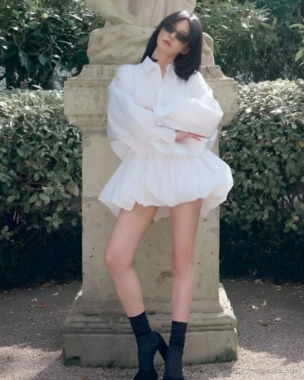 Potret Song Hye Kyo dalam balutan gaun putih Celine/ Foto: koreaboo.com Song Hye Kyo memancarkan aura old money yang berjiwa bebas dalam penampilan terbarunya yang mengenakan gaun putih Celine.