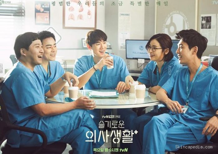 Hospital Playlist (2020) mengisahkan lima dokter sahabat tentang pekerjaan, cinta, dan persahabatan yang hangat. Hospital Playlist (2020) mengisahkan lima dokter sahabat tentang pekerjaan, cinta, dan persahabatan yang hangat.