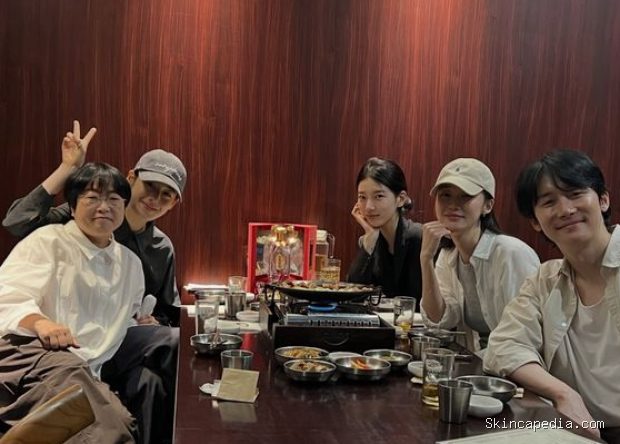 Potret Suzy bersama tim drama 'Anna'/ Foto: instagram.com/skuukzky Suzy membagikan kebersamaannya bersama tim drama Anna yang sedang menikmati makan malam akrab pada (12/9).