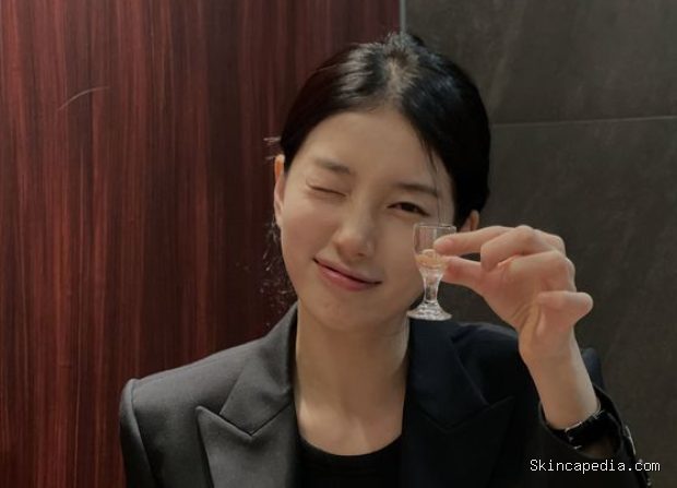 Potret Suzy dalam acara makan malam bersama tim drama 'Anna'/ Foto: instagram.com/skuukzky Suzy membagikan swafoto manis dirinya ketika menghadiri acara makan malam bersama tim drama 'Anna'.