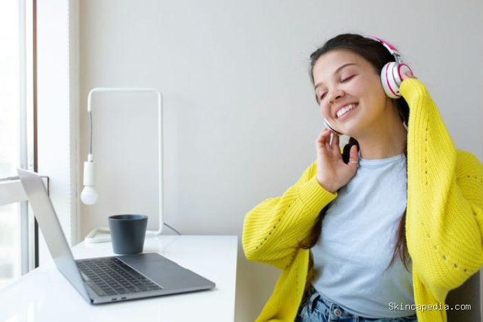 kebiasaan yang diam-diam mempercepat penuaan adalah sering pakai earphone kebiasaan yang diam-diam mempercepat penuaan adalah sering pakai earphone