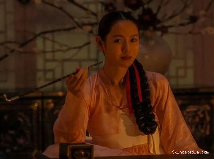 Son Ye Jin comeback ke drama sageuk setelah 24 tahun lewat serial The Scandal. Ia memerankan perempuan bangsawan yang berbeda, serta beradu akting dengan Ji Chang Wook dan Nana. Son Ye Jin comeback ke drama sageuk setelah 24 tahun lewat serial The Scandal. Ia memerankan perempuan bangsawan yang berbeda, serta beradu akting dengan Ji Chang Wook dan Nana.