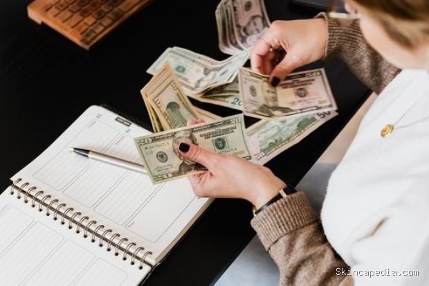 Pengertian no-spend challenge/Foto: Pexels.com/karola g No-spend challenge adalah tantangan membatasi pengeluaran non-esensial selama periode tertentu dengan menunda pembelian yang tidak mendesak.